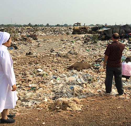 Sister Mary Clare with volunteers at the landfill outside Lopburi, Thailand.