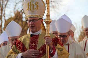 Bishop Conley prays at installation Mass outside of Risen Christ Cathedral in Lincoln, Neb. 