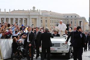 Pope Francis greets pilgrims from the popemobile during the General Audience in St. Peter's Square, May 25, 2016.