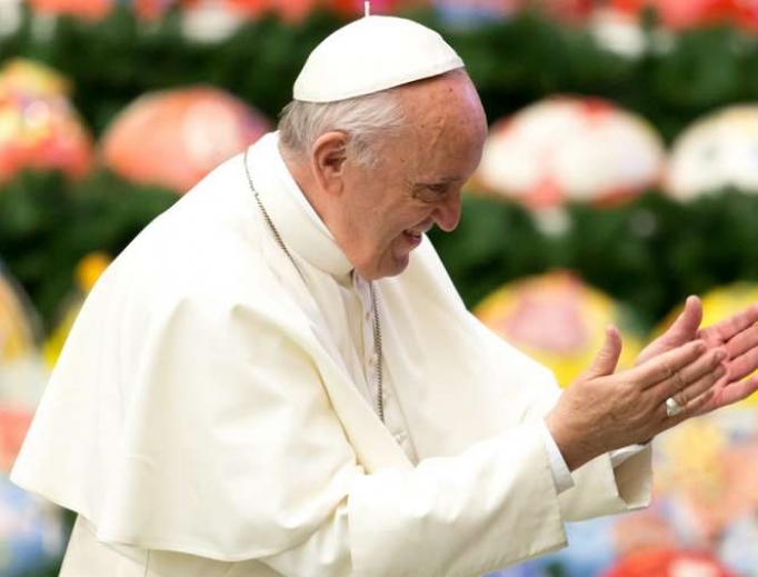 Pope Francis greets pilgrims in Paul VI Hall, December 13, 2017. 