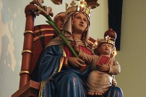 Above, Our Lady of Walsingham; below, three mothers enjoy life in Walsingham.