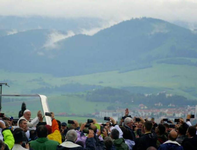 Pope Francis greets pilgrims at Romania's Șumuleu-Ciuc Shrine June 1, 2019. 