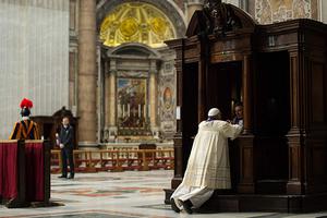 Pope Francis goes to Confession at St. Peter's Basilica on March 28, 2014. (Credit: © L'Osservatore Romano)
