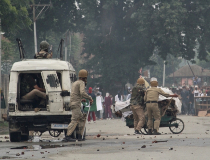 Indian government forces covering the points of the stone pelters during the clashes erupted between the Kashmiri Muslim protesters and mobs, 2018. 