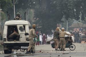 Indian government forces covering the points of the stone pelters during the clashes erupted between the Kashmiri Muslim protesters and mobs, 2018. 