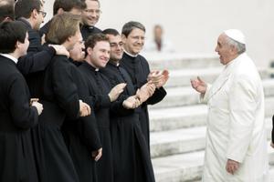 Pope Francis greets priests and pilgrims after his General Audience, 2018. 