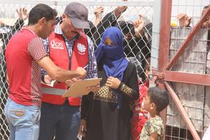Caritas Iraq assists with emergency distribution of supplies to families displaced by the military operation in Fallujah.