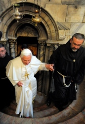The Pope and Father Pizzaballa visit the Church of the Nativity May 13.