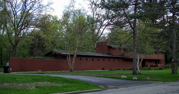 Herman T. Mossberg Residence, South Bend, Indiana. By Jaydec [CC BY-SA 3.0 (http://creativecommons.org/licenses/by-sa/3.0)].