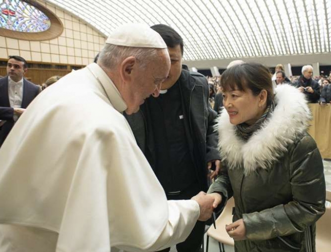 Pope Francis greets a woman after his weekly General Audience, January 8, 2020. 