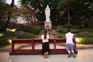 Faithful pray as Myeongdong Cathedral prepared for the final papal Mass of Pope Francis in
South Korea on Aug. 17, 2014. 