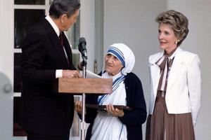 President Ronald Reagan presents Mother Teresa with the Medal of Freedom at a White House Ceremony, June 20, 1985.