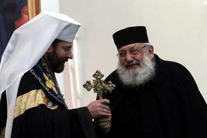 Major Archbishop Sviatoslav Shevchuk (l) greets his predecessor, Cardinal Lubomyr Husar (r), who died May 31.