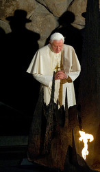 Benedict prays at the eternal flame in Yad Vashem's Hall of Remembrance