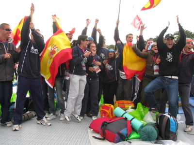 Spanish WYD pilgrims in Sydney react to the news of 2011's WYD in Madrid (Photo by Tim Drake)