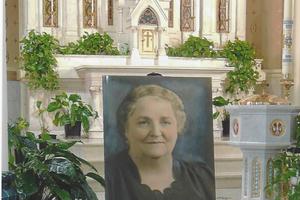 Above, photograph of Rhoda Wise at Oct. 7, 2016, Mass. Below, Mother Angelica visits the Wise home in 1983.