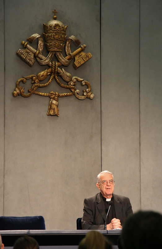 Fr. Federico Lombardi briefing journalists at the Vatican.
