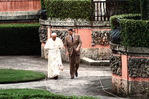 Pope John Paul II and U.S. President Ronald Reagan stroll through the gardens at Vizcaya Museum in Miami, Sept. 10, 1987.

