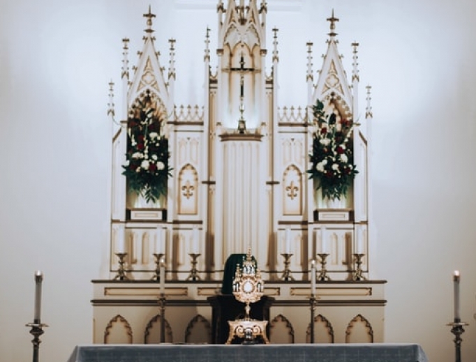 Adoring Christ in the Blessed Sacrament