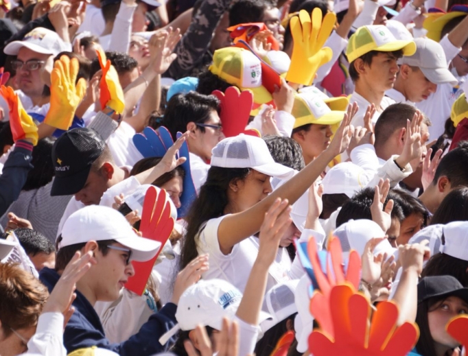 Crowds cheer the Holy Father in Colombia Sept. 7