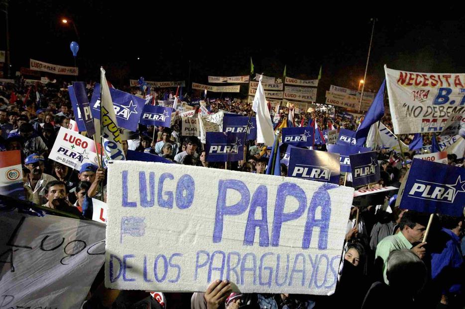 Supporters at an April 20 rally celebrating the one-year anniversary of the election of Paraguayan President Fernando Lugo. The banner reads "Lugo, father of Paraguayans."