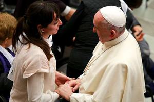 Pope Francis meets with a woman at the general audience in Paul VI Hall Jan. 13, 2016. 