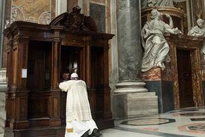 Pope Francis goes to confession at St. Peter's Basilica on March 28, 2014.
