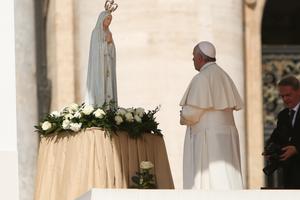 Pope Francis with Our Lady of Fátima statue at his May 13, 2015, general audience.