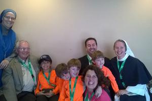 JOYFUL FAMILY. Sister Auriesville of the Servants of the Lord and the Virgin
of Matará, with grandpa, Ron Savage, and kids Conor, John, Greg and
Zach Savage, along with dad and mom Dave and Kim Savage; and Kim’s
childhood friend, Sister Mary Elizabeth of the Sisters of Life, gathered at
the World Meeting of Families on Sept. 23.