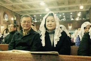 Above, President Moon Jae-in and the first lady, Kim Jung-sook, a classical singer, attend Hongje-dong Catholic Church in Seoul. President Moon won popular election last May as the solution to a political crisis that saw the impeachment of his predecessor. Below, Father Paul Yoo, the pastor, and four women religious who serve Hongje-dong Catholic Church in Seoul celebrate the blessing of Korea’s “Blue House,” where President Moon and his wife live. Above, President Moon Jae-in and the first lady, Kim Jung-sook, a classical singer, attend Hongje-dong Catholic Church in Seoul. President Moon won popular election last May as the solution to a political crisis that saw the impeachment of his predecessor. Below, Father Paul Yoo, the pastor, and four women religious who serve Hongje-dong Catholic Church in Seoul celebrate the blessing of Korea’s “Blue House,” where President Moon and his wife live.