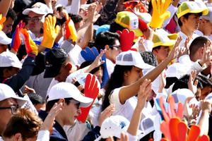 Crowds great Pope Francis in Colombia. 