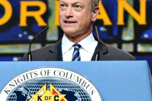 Gary Sinise describes his charitable foundation Aug. 5 during the K of C States Dinner.