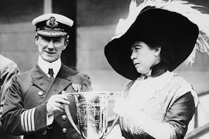 Molly Brown presents an award to Capt. Arthur Henry Rostron of the Carpathia for his participation in the rescue of Titanic survivors.
