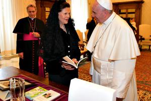 Pope Francis meets Sweden's Queen Silvia , Princess Madeleine and her husband Christopher O'Neill and Princess Leonore during an audience in the private library at the Vatican on April 27, 2015. The Holy Father will travel to Sweden later this month to solemnly mark the 500th anniversary of the Protestant Reformation.