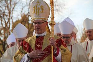 Bishop James Conley prays at installation Mass outside of Risen Christ Cathedral in Lincoln, Nebraska, Nov. 20, 2012. 