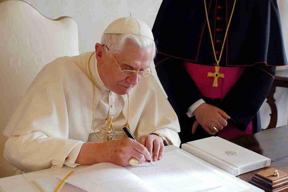 Benedict signs his second encyclical, Spe Salvi.