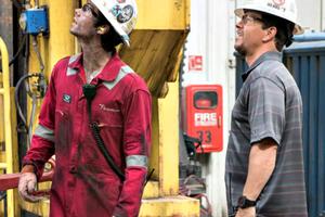 Mark Wahlberg (r) stars in 'Deepwater Horizon.'