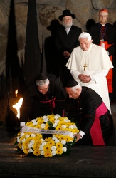 Benedict watches as Vatican representatives lay a wreath at Yad Vashem.