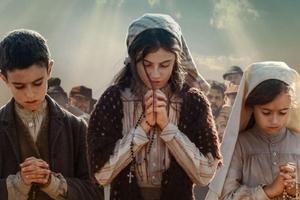 Above, the child seers are portrayed by (l to r): Jorge Lamelas (Francisco), Stephanie Gil (Lucia) and Alejandra Howard (Jacinta) in the new film Fatima.