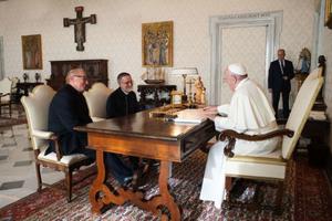 Fr. Pierluigi Maccalli, center, meets Pope Francis at the Vatican Nov. 9, 2020.