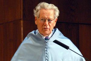 Father Hans Küng speaks at the Universidad Nacional de Educación a Distancia (UNED) in Madrid, Spain, on Jan. 27, 2011.