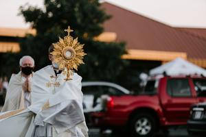 A 2020 procession of the Most Holy Eucharist takes place outside during the COVID-19 pandemic in Overland Park, Kansas. By the Solemnity of Corpus Christi on June 6, many dioceses in the U.S. will be reinstating the Sunday obligation
to return to Mass, and parishes will be able to resume the tradition of Eucharistic processions.