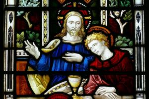 The Last Supper depicted in a stained-glass window.