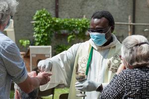 Priest celebrates the Mass amid the COVID pandemic.