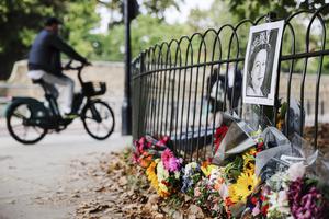 A photograph of Queen Elizabeth II is seen attached to railings above some flowers on The Mall on Sept. 20 in London. A photograph of Queen Elizabeth II is seen attached to railings above some flowers on The Mall on Sept. 20 in London.