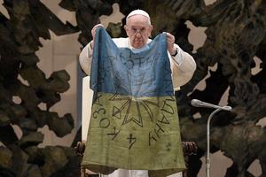 Pope Francis holds a flag that he received from Bucha, Ukraine, at his general audience on April 6. Pope Francis holds a flag that he received from Bucha, Ukraine, at his general audience on April 6.