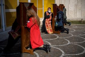  Faithful confess during Sunday Mass at Santa Sofia Church, on March 6, 2022 in Rome, Italy. 