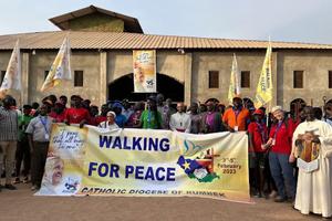 On Jan. 25, 60 youth and 24 adults, including Bishop Christian Carlassare (center) and Sister Orla Treacy (right) started on a nine-day, 255-mile pilgrimage from Rumbek to Juba, South Sudan, for Pope Francis’ Feb. 3-5 visit. On Jan. 25, 60 youth and 24 adults, including Bishop Christian Carlassare (center) and Sister Orla Treacy (right) started on a nine-day, 255-mile pilgrimage from Rumbek to Juba, South Sudan, for Pope Francis’ Feb. 3-5 visit.
