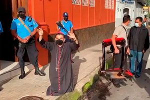 Bishop Rolando Álvarez of Matagalpa, Nicaragua, monitored by police in early August 2022, has now been released from prison. 