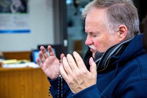 Cary Solomon prays on the set of ‘Nefarious.’